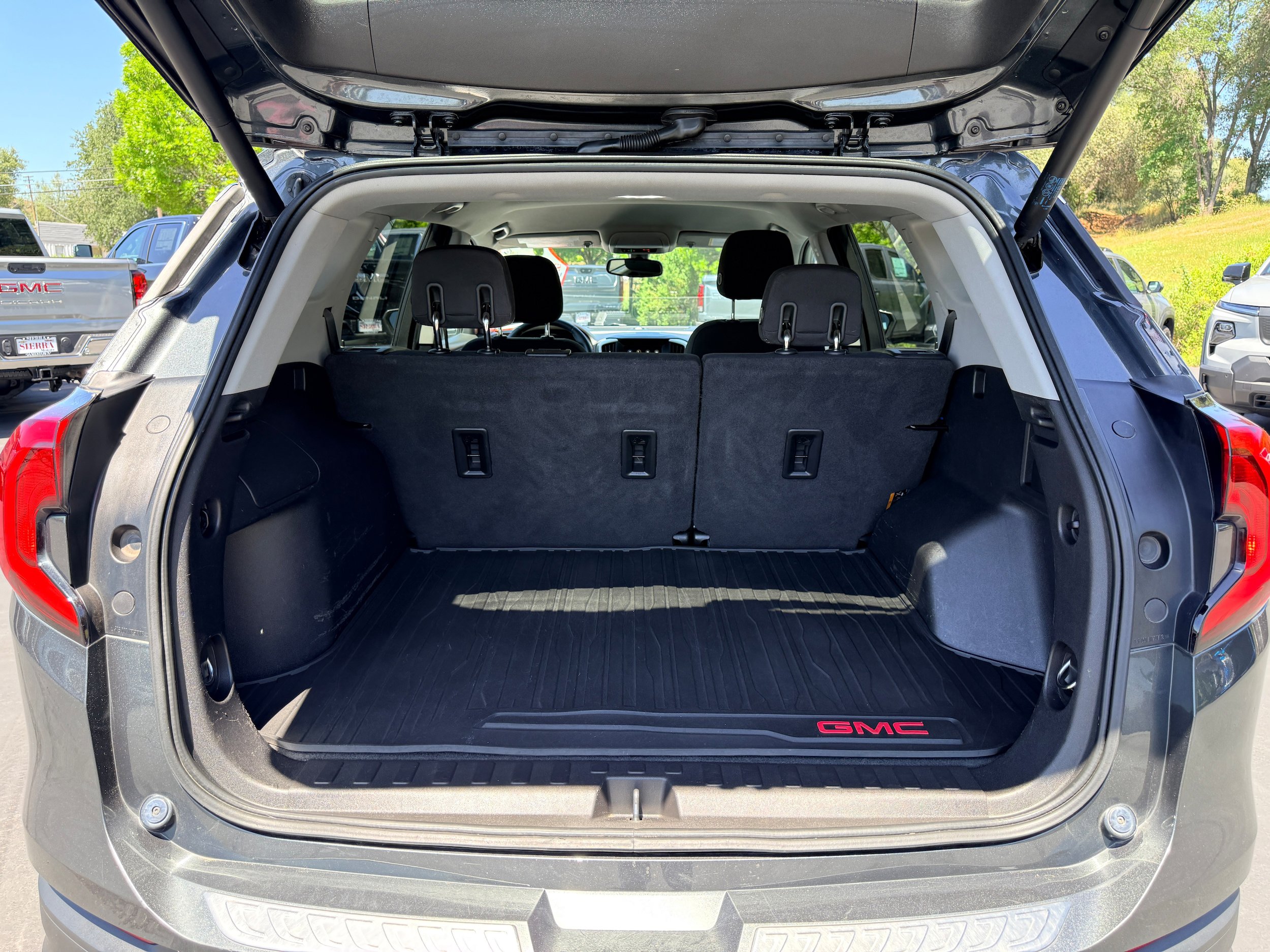 Used 2018 GMC Terrain SLE w/ Driver Convenience Package AWD/4WD image 9