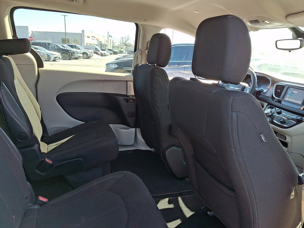 Used 2023 Chrysler Voyager LX image 14