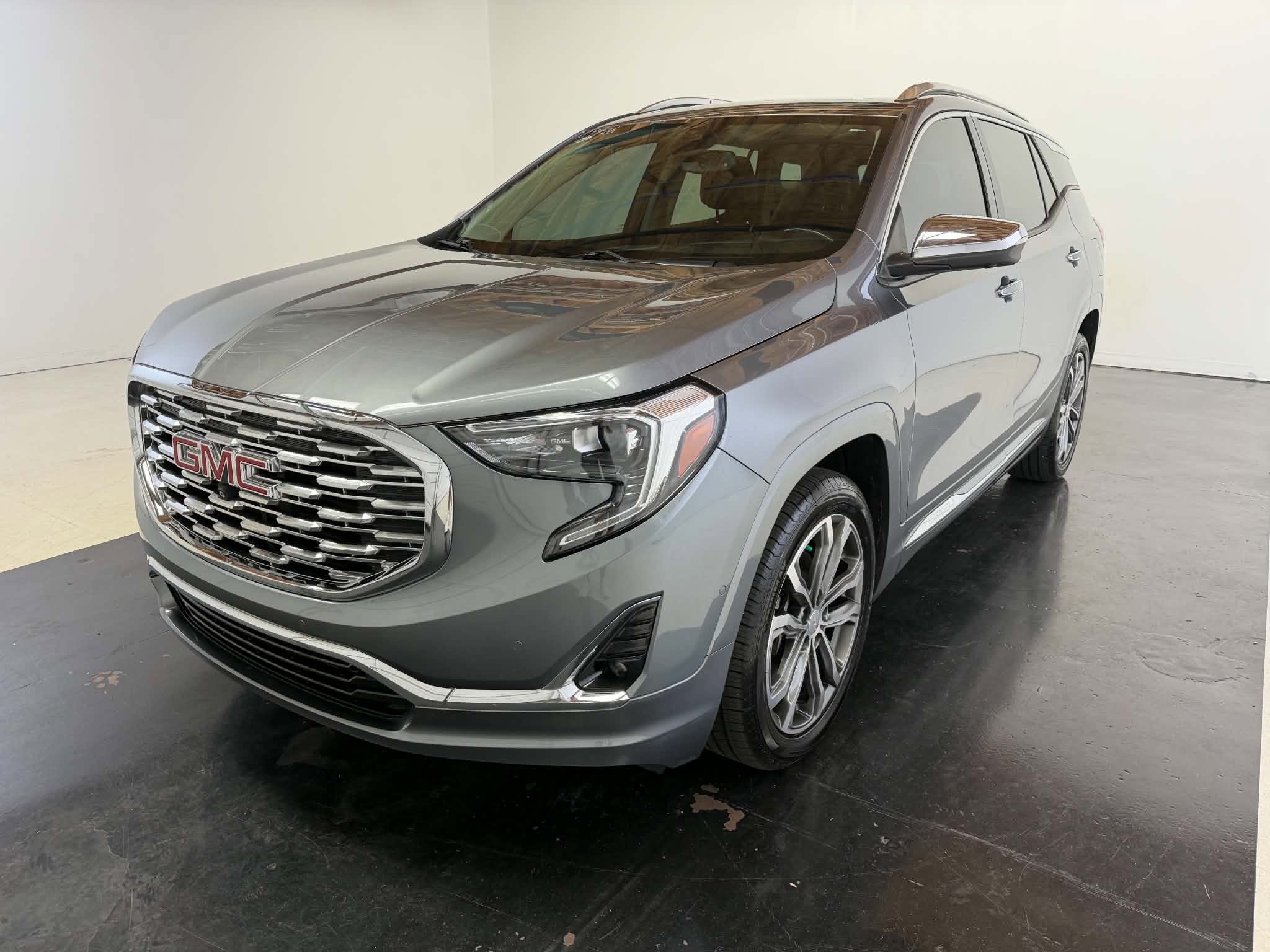 Used 2020 GMC Terrain Denali w/ Denali Premium Package FWD image 9