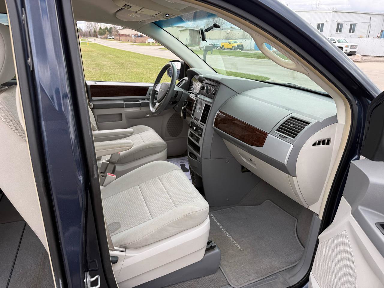 Used 2009 Chrysler Town & Country Touring FWD image 21