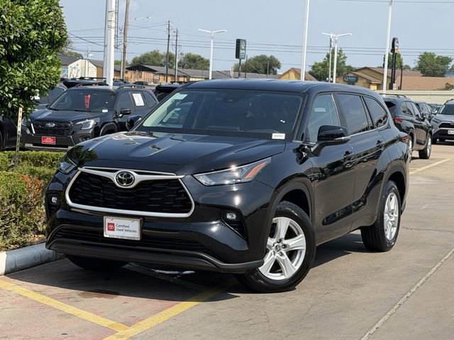 Certified 2024 Toyota Highlander LE FWD image 2