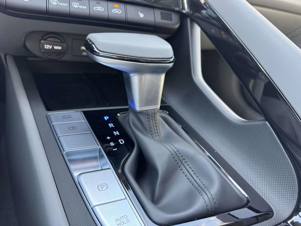 Certified 2025 Hyundai Elantra SEL image 28