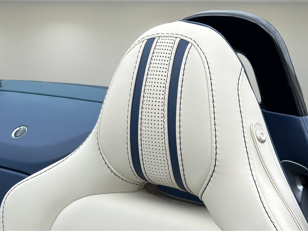 Used 2023 Aston Martin V8 Vantage Roadster RWD image 14