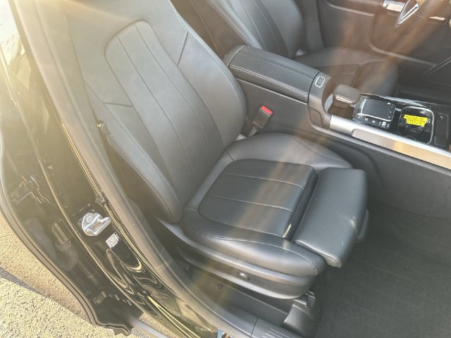 Used 2023 Mercedes-Benz GLB 250 4MATIC w/ Premium Package image 34