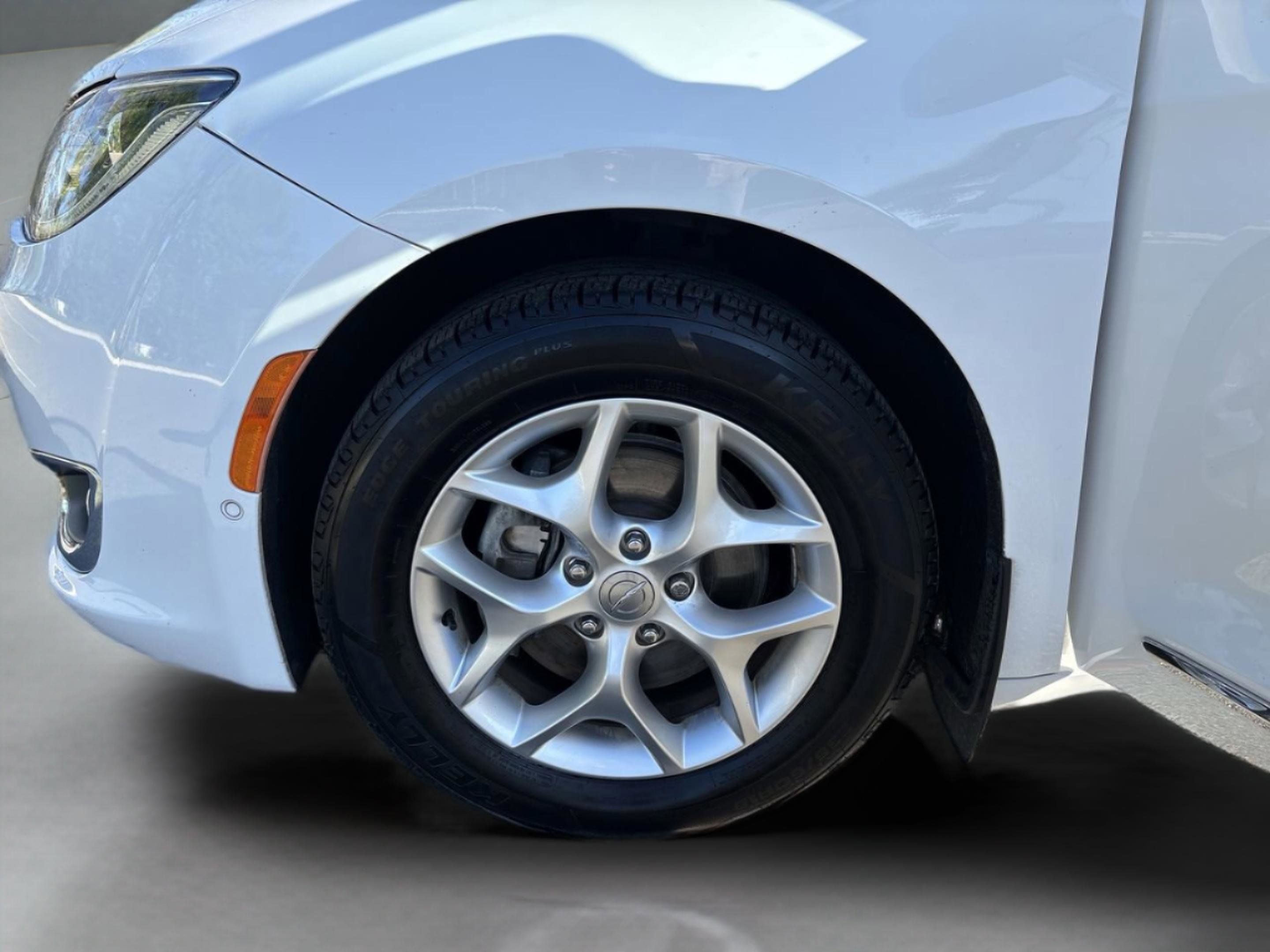 Used 2020 Chrysler Pacifica Touring-L Plus w/ Tire & Wheel Group image 32