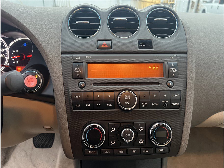 Used 2010 Nissan Altima Hybrid Sedan image 17