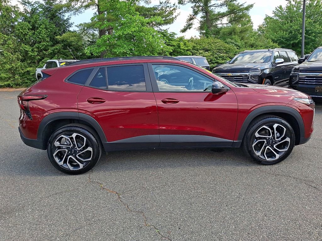 Certified 2025 Chevrolet Trax RS w/ Sunroof Package FWD image 7