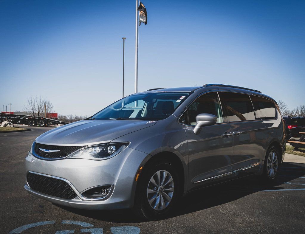 Used 2019 Chrysler Pacifica Touring-L image 17