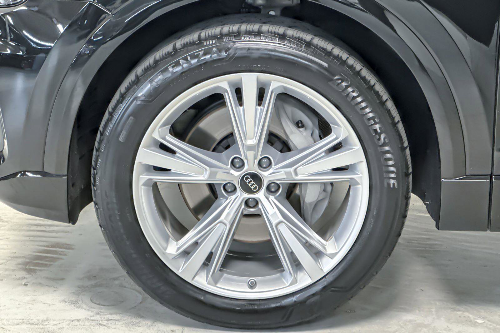 Used 2023 Audi Q8 Premium image 26