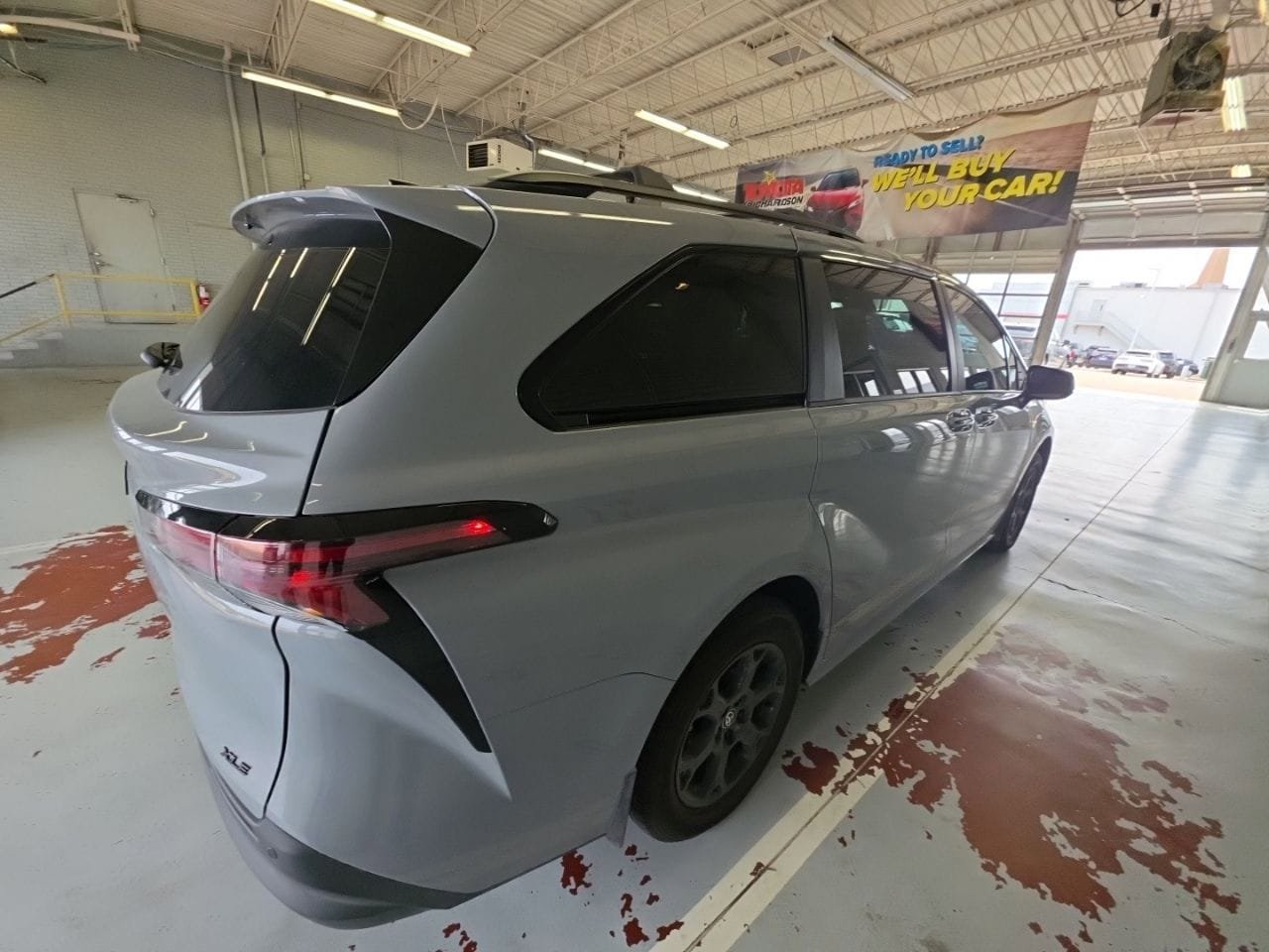 Used 2025 Toyota Sienna XLE Woodland Edition image 4