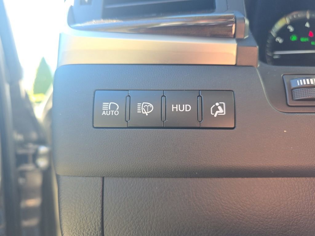 Used 2020 Lexus LX 570 4WD w/ 3rd Row & Luxury Pkg image 28