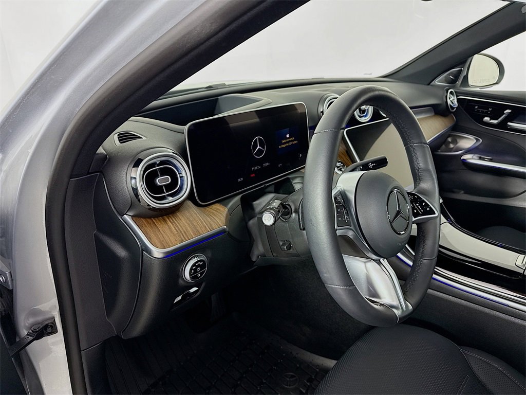 Used 2025 Mercedes-Benz C 300 4MATIC Sedan image 4