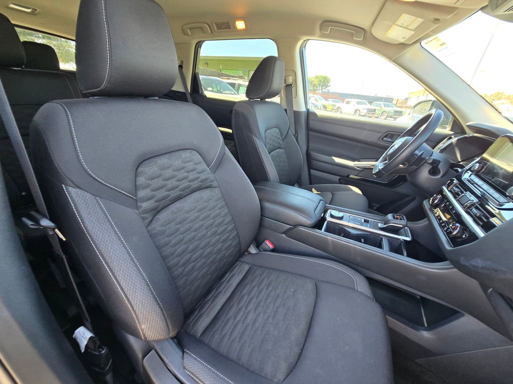 Used 2025 Nissan Pathfinder SV image 11
