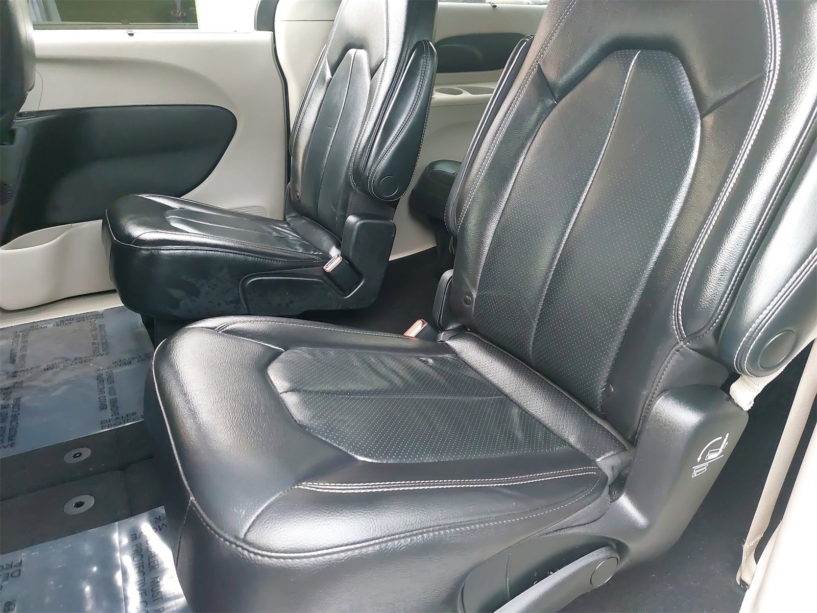 Used 2022 Chrysler Pacifica Touring-L image 16