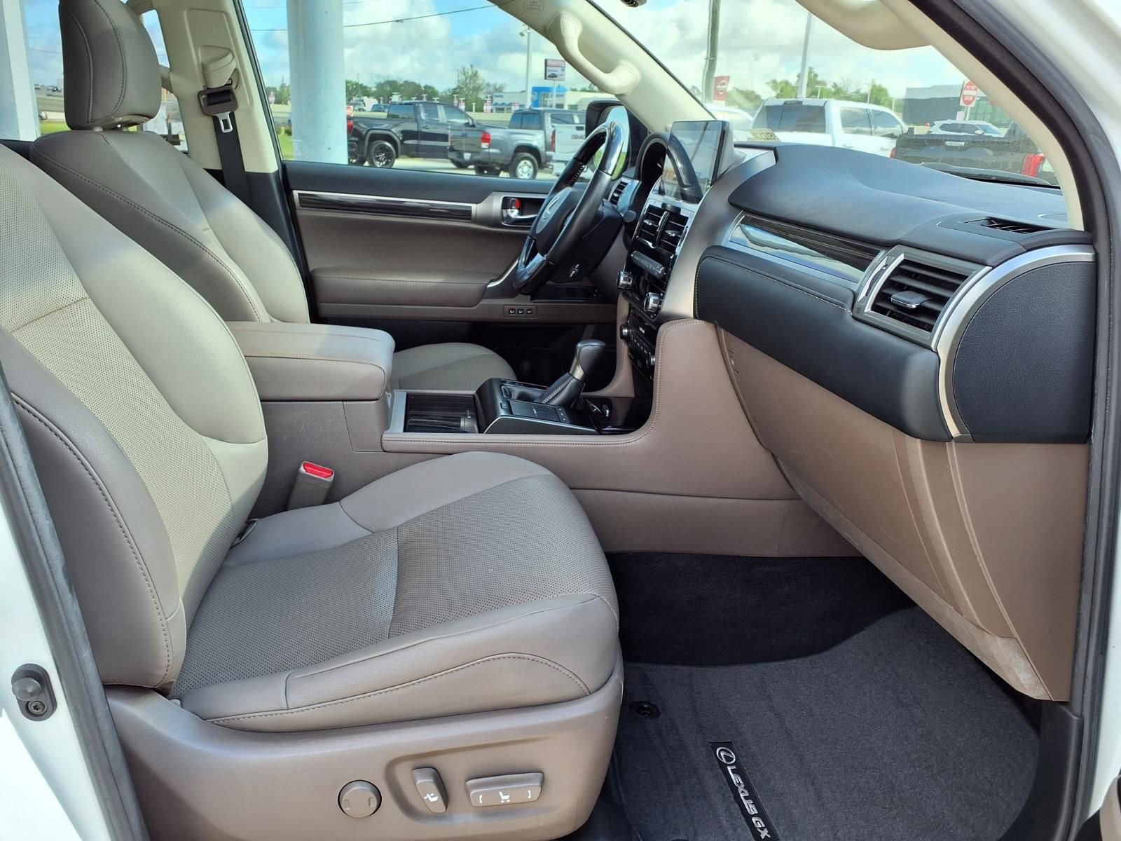 Used 2022 Lexus GX 460 Premium w/ Accessory Package image 22