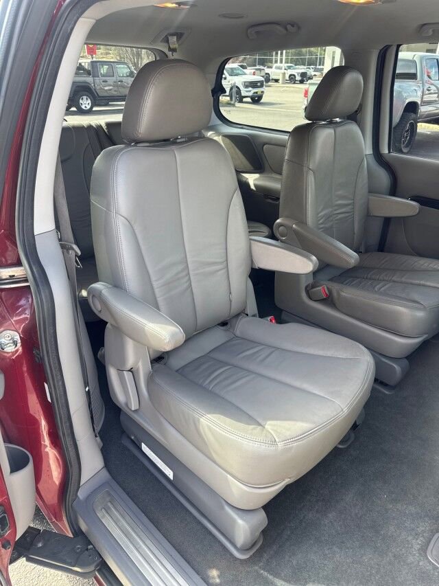 Used 2012 Kia Sedona EX w/ Luxury Pkg image 16