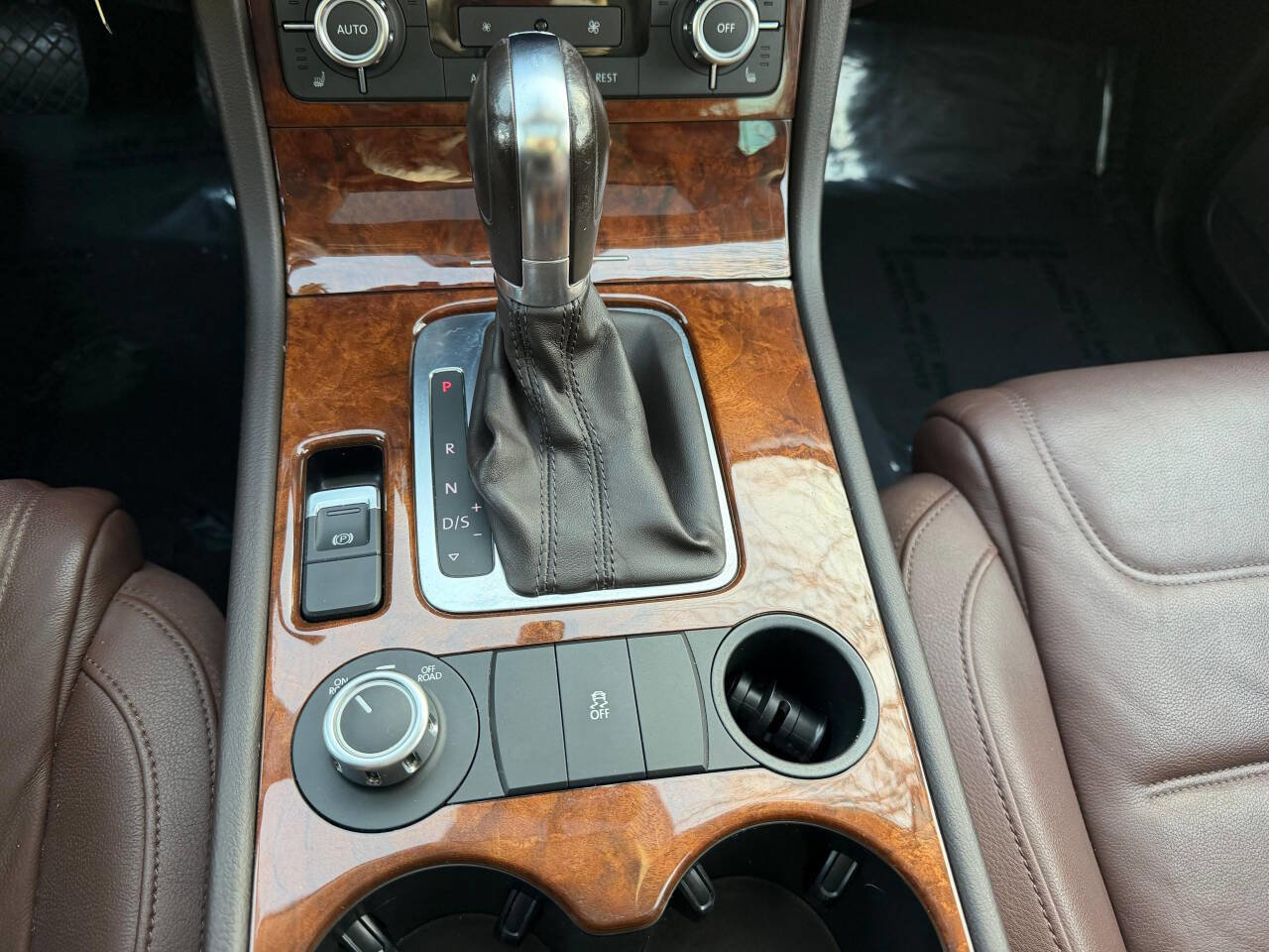 Used 2013 Volkswagen Touareg Sport image 29