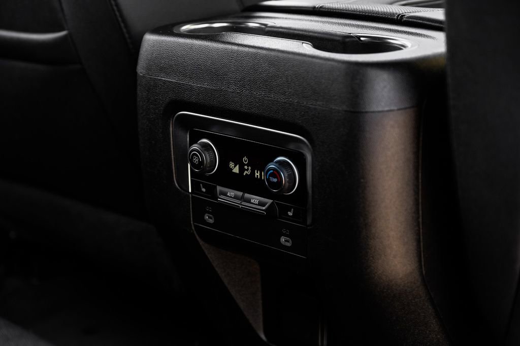 Used 2024 Chevrolet Suburban Premier image 34