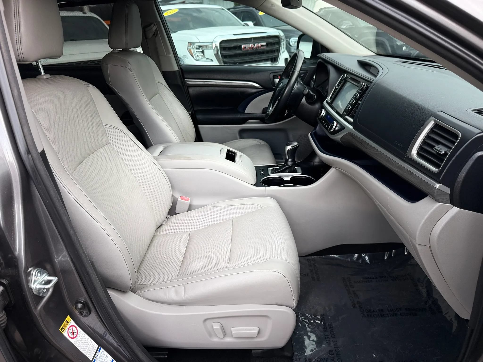 Used 2018 Toyota Highlander Limited w/ Carpet Mat Package (TMS) AWD/4WD image 23