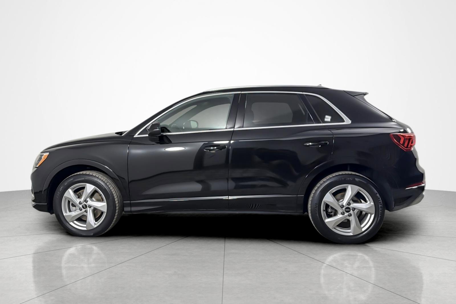 Used 2021 Audi Q3 2.0T Premium w/ Convenience Package image 2