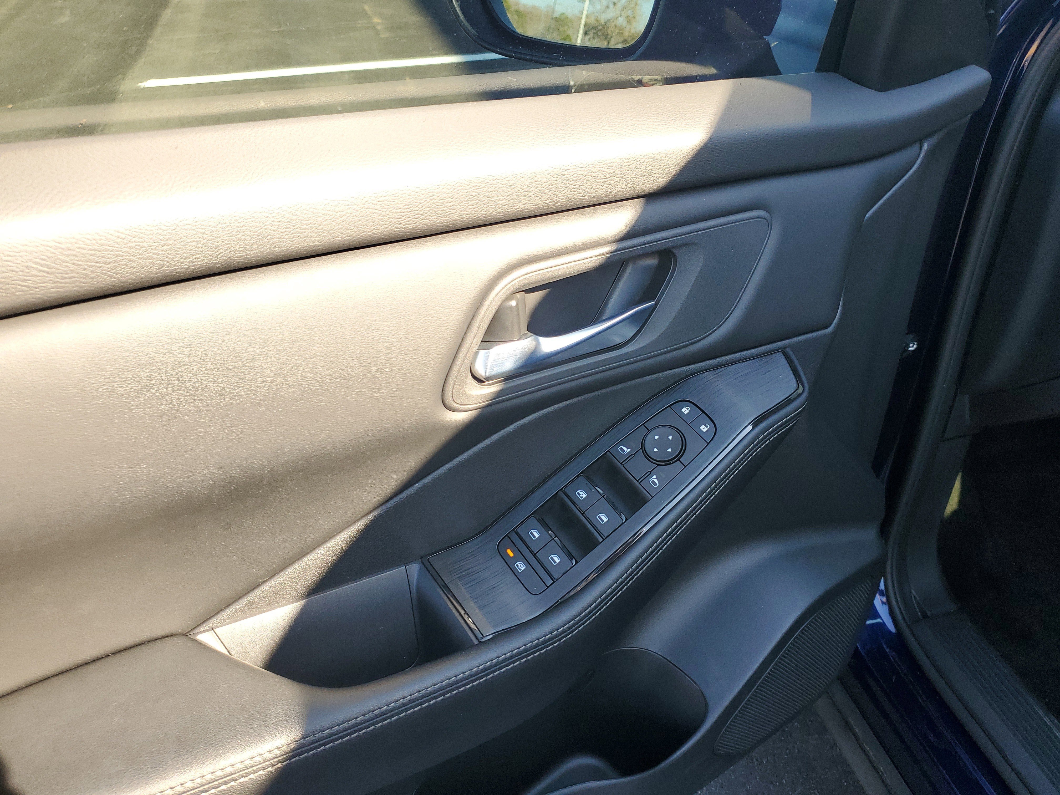 Used 2024 Nissan Rogue SV image 14