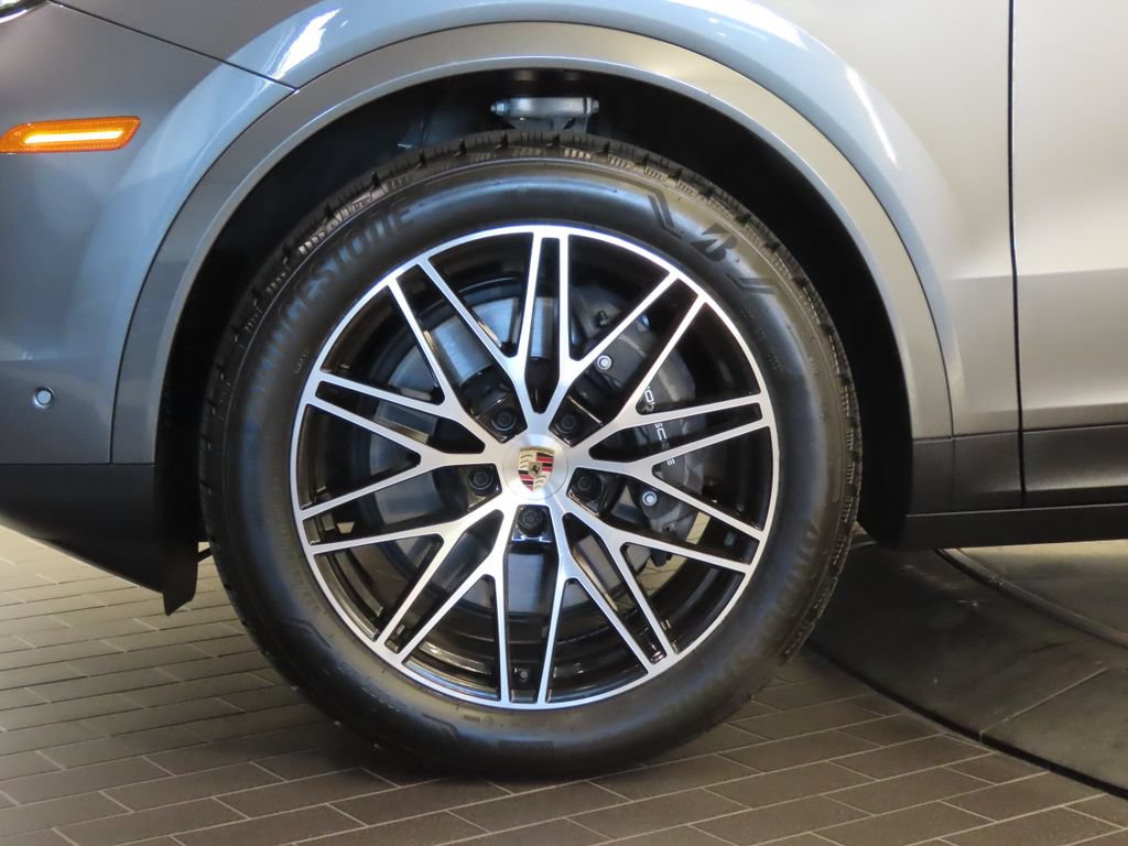 Certified 2025 Porsche Cayenne AWD/4WD image 11