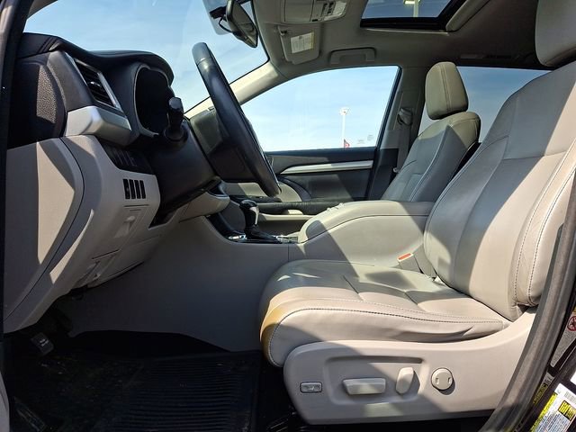 Used 2016 Toyota Highlander XLE w/ Four Season Floor Mat Package image 14