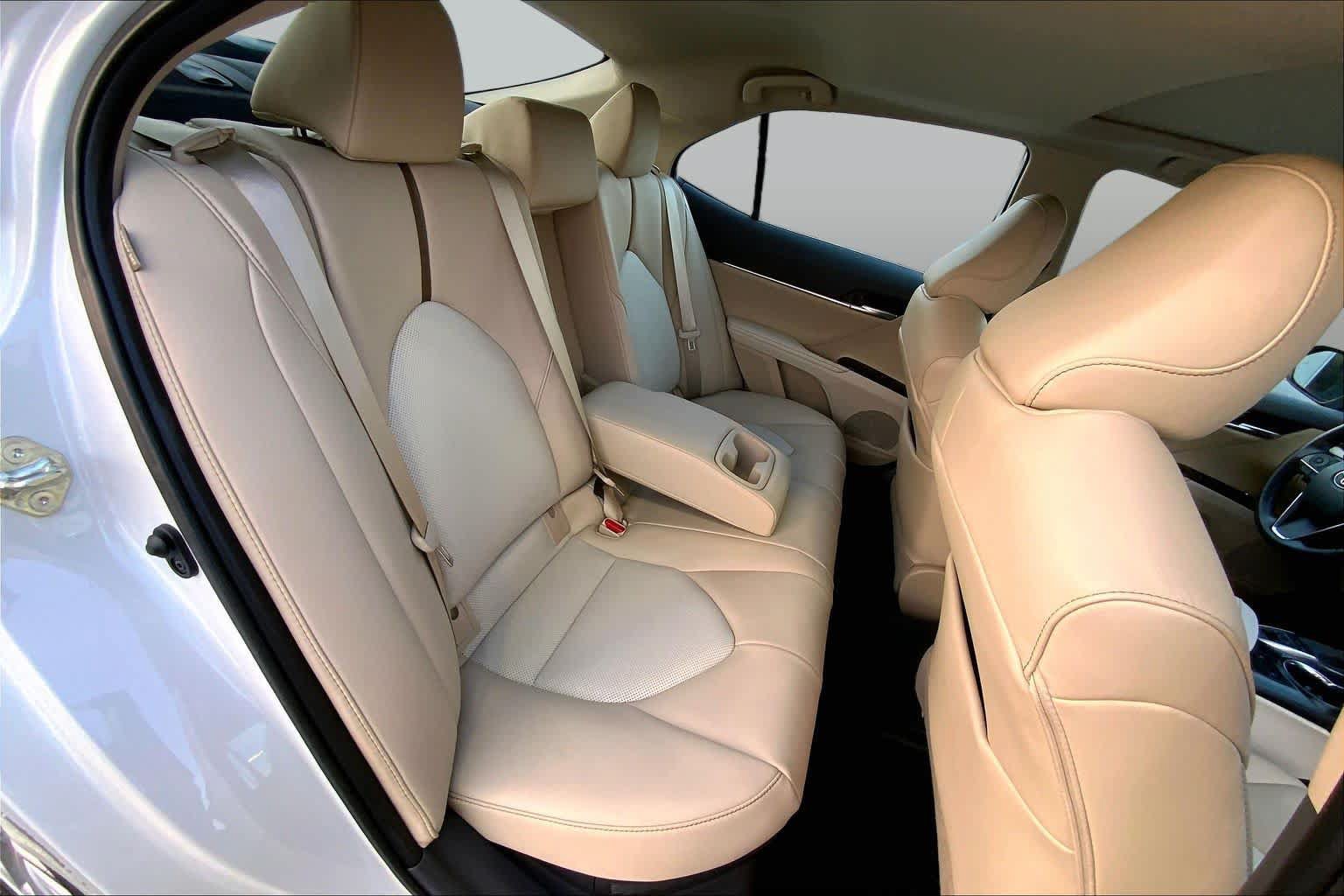 Used 2020 Toyota Camry XLE w/ Sunroof Package FWD image 18