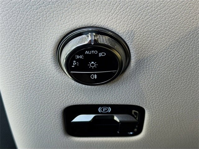 Used 2025 Mercedes-Benz GLC 300 4MATIC image 10