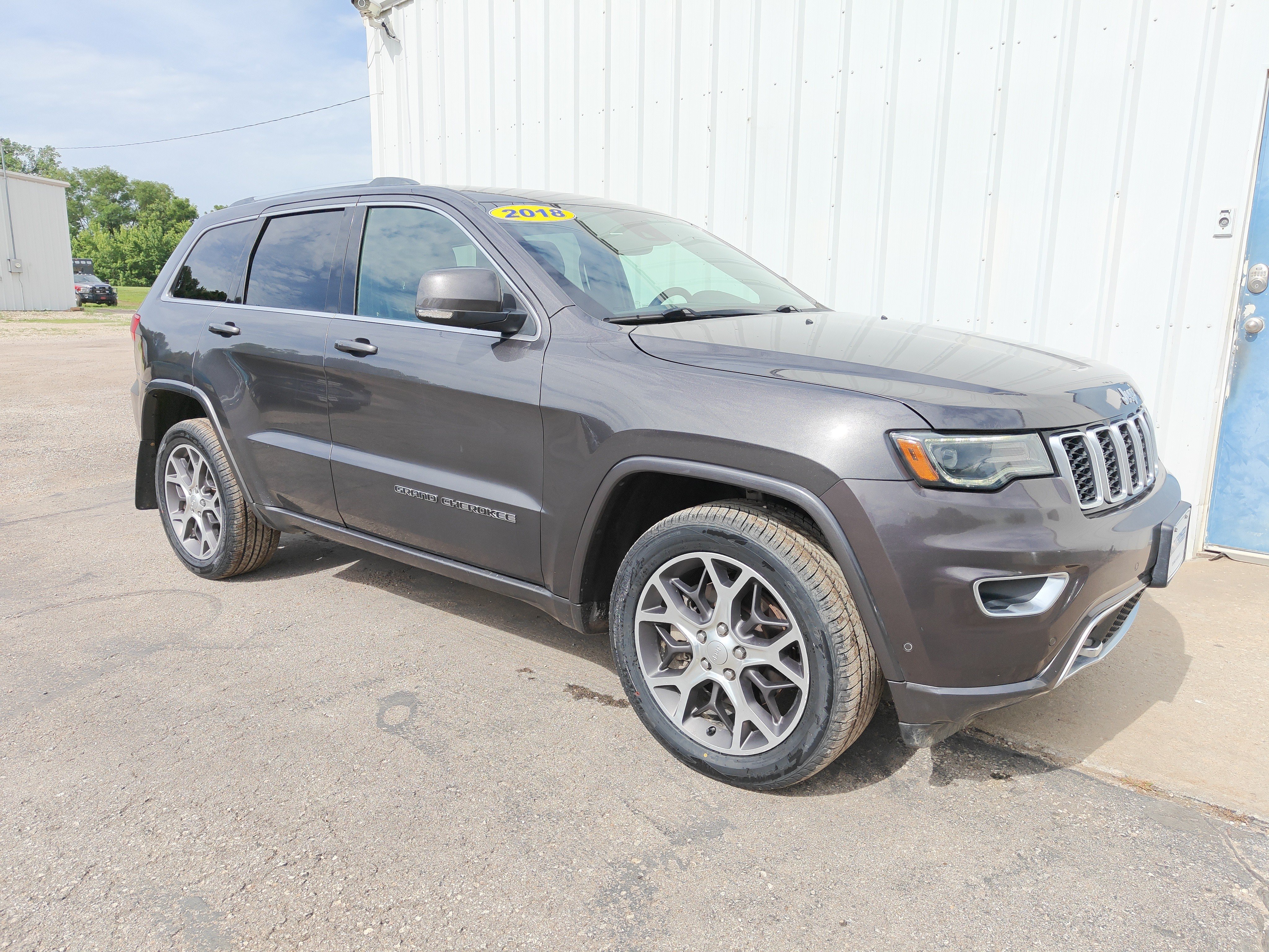 Used 2018 Jeep Grand Cherokee Limited AWD/4WD image 2