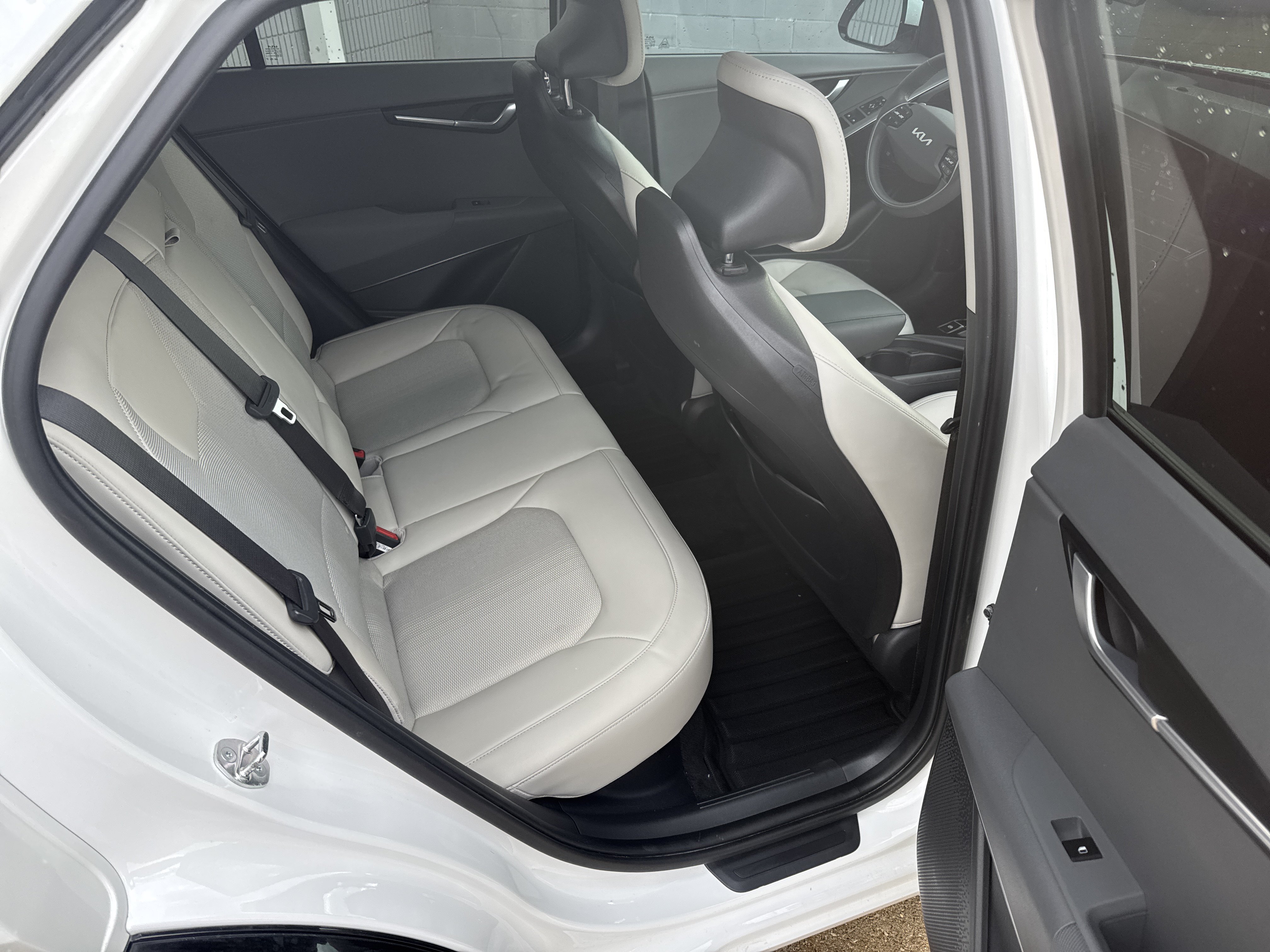 Used 2024 Kia Niro EX Touring FWD image 5