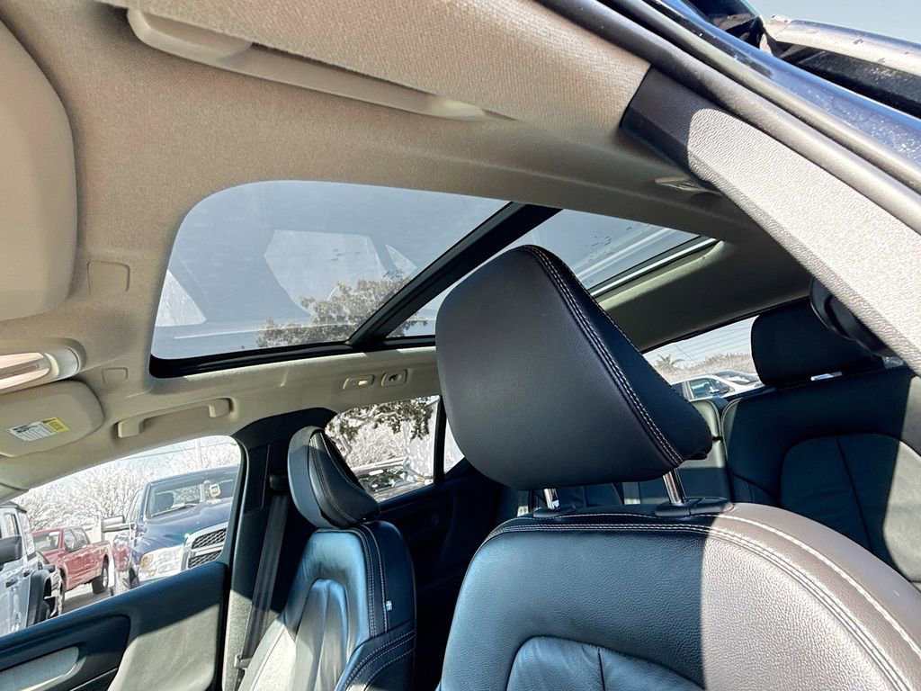 Used 2023 Volvo XC40 B5 Plus image 24