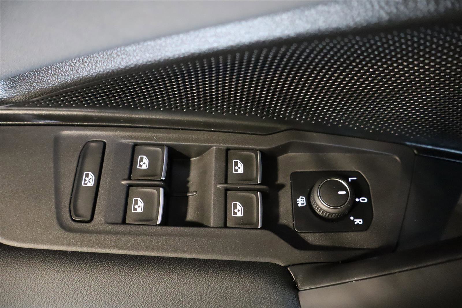 Used 2025 Volkswagen Tiguan SE image 14