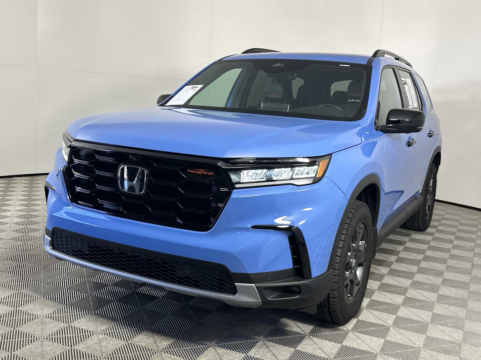 Used 2025 Honda Pilot TrailSport image 4