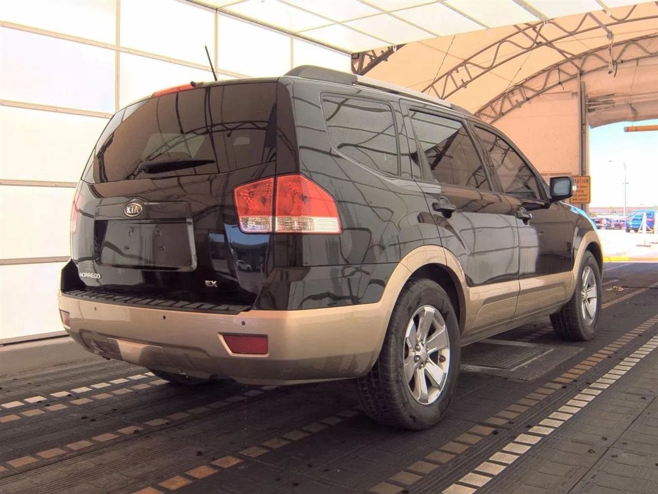 Used 2009 Kia Borrego EX w/ Premium Pkg RWD image 5