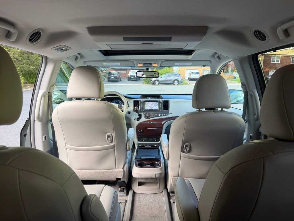 Used 2011 Toyota Sienna XLE w/ Premium Pkg AWD/4WD image 29