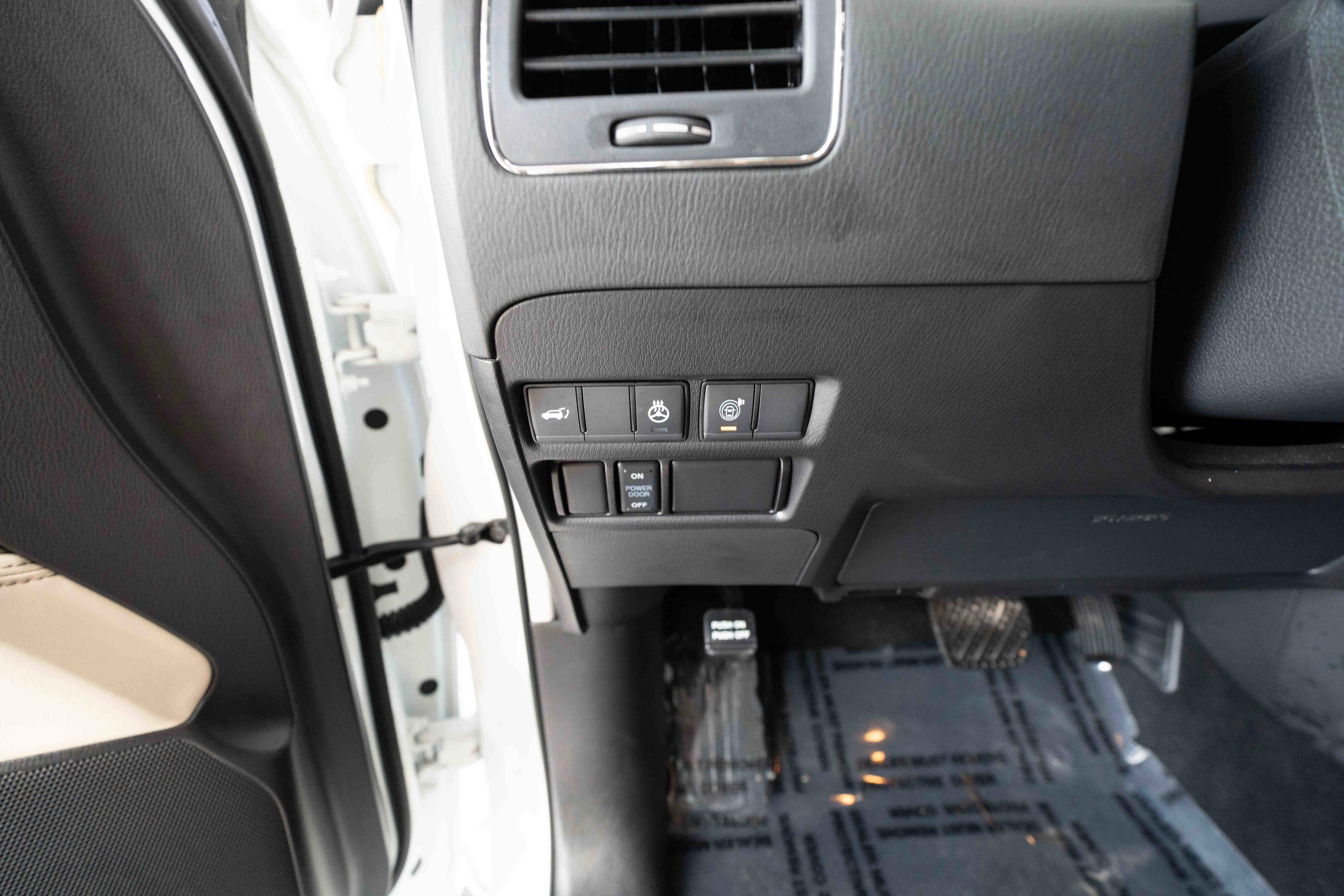 Used 2024 Nissan Armada SL w/ Captain's Chairs Package image 11