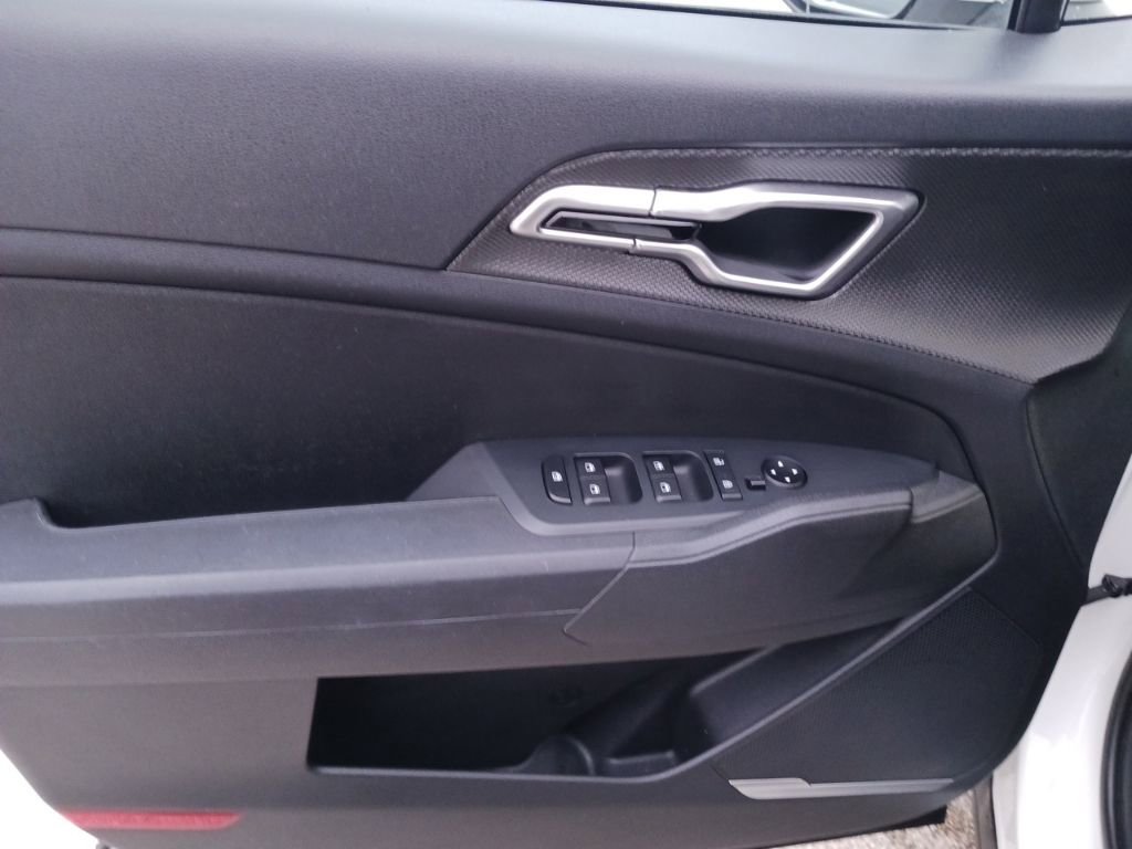 Used 2023 Kia Sportage LX image 14
