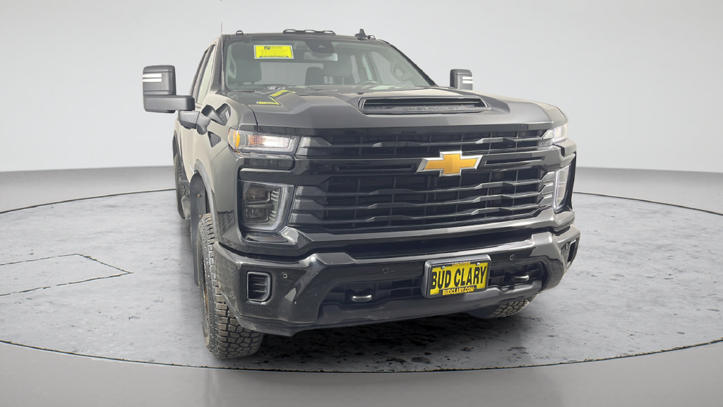 Used 2025 Chevrolet Silverado 2500 Custom w/ Custom Value Package AWD/4WD image 4