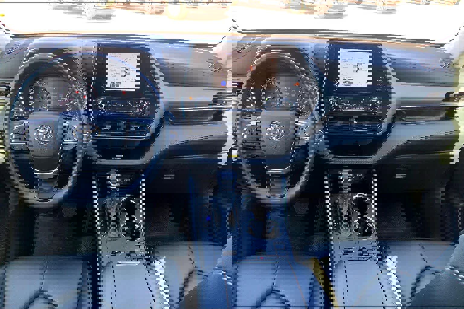 Used 2023 Toyota Highlander XLE image 16