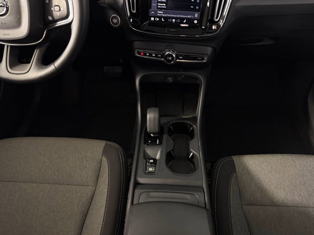 Used 2025 Volvo XC40 B5 Core image 16