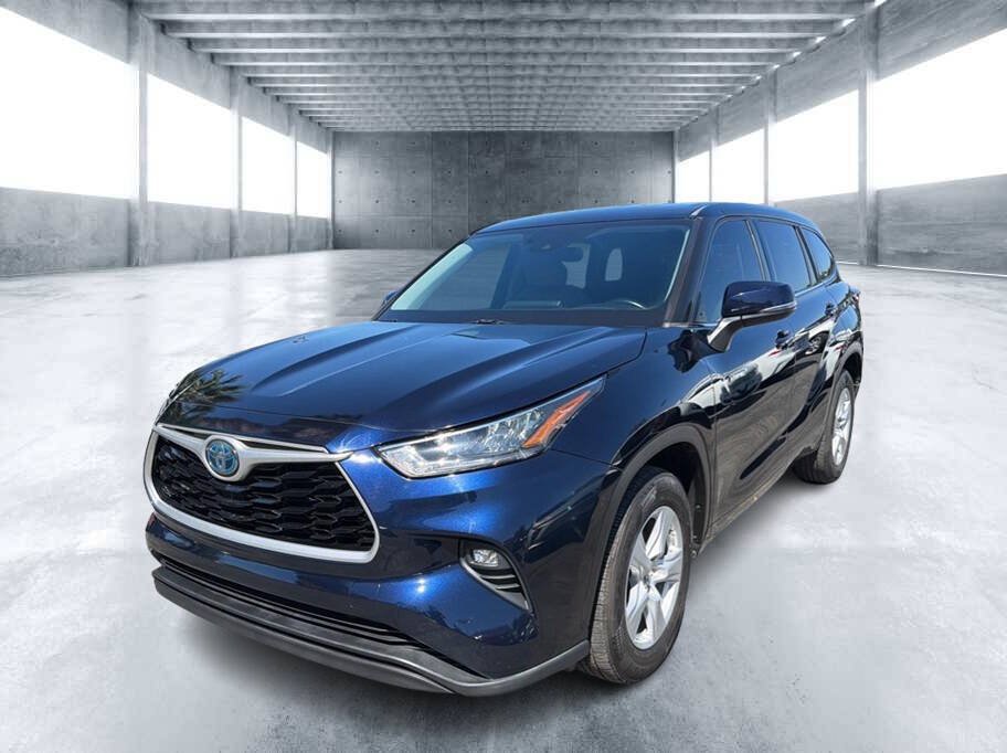 Used 2020 Toyota Highlander LE FWD image 2