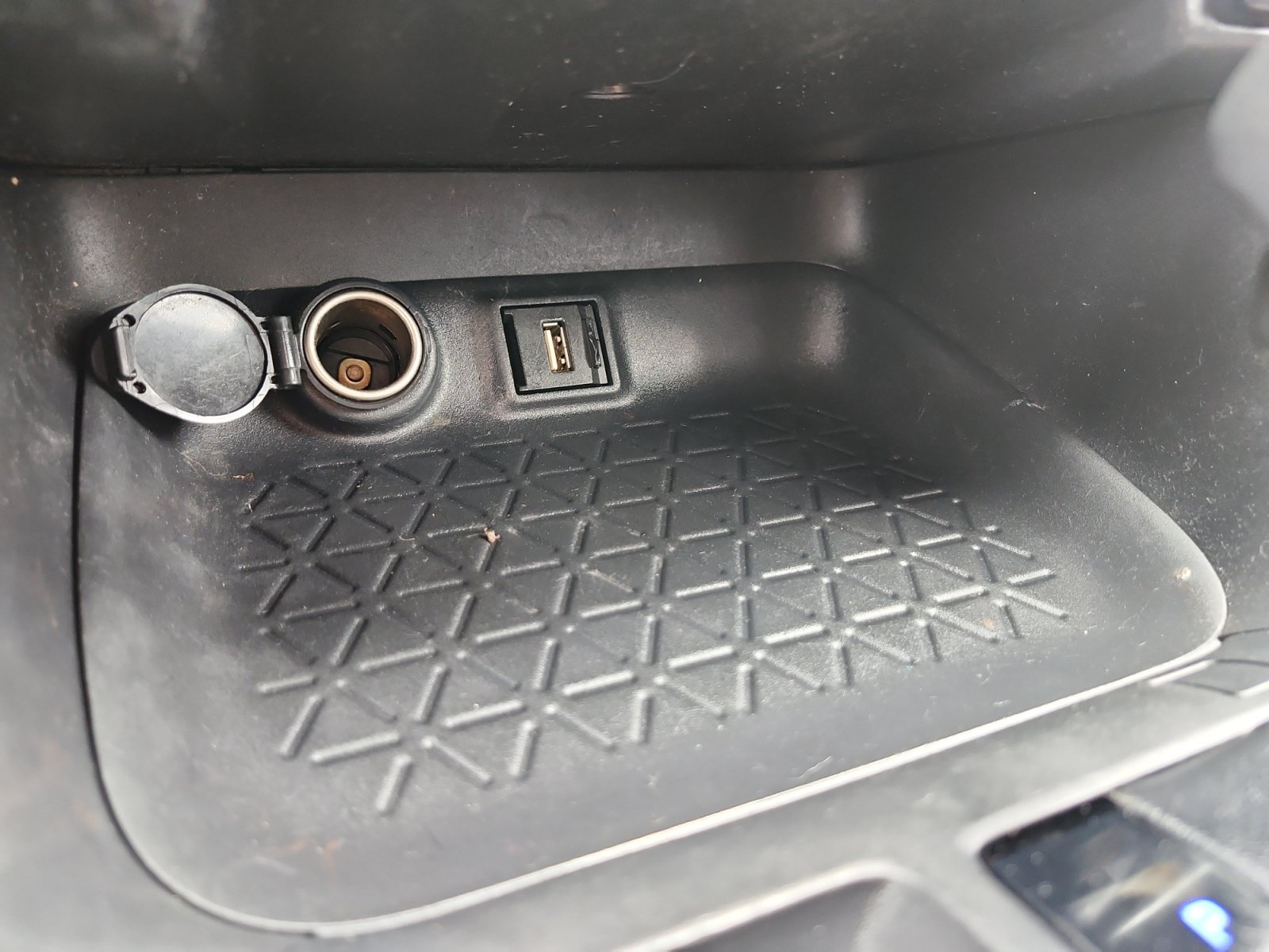 Used 2020 Toyota RAV4 LE w/ All Weather Liner Package AWD/4WD image 20