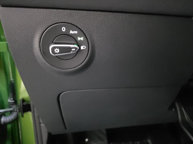 Used 2025 Volkswagen Taos SE image 18