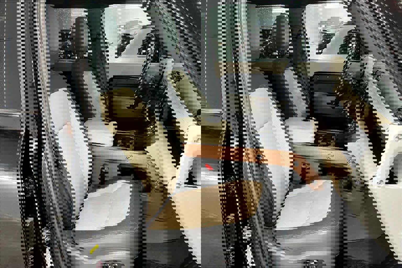 Used 2023 Land Rover Defender 130 X-Dynamic SE image 10