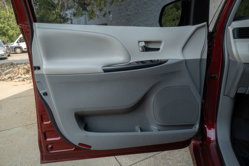 Used 2014 Toyota Sienna SE FWD image 7