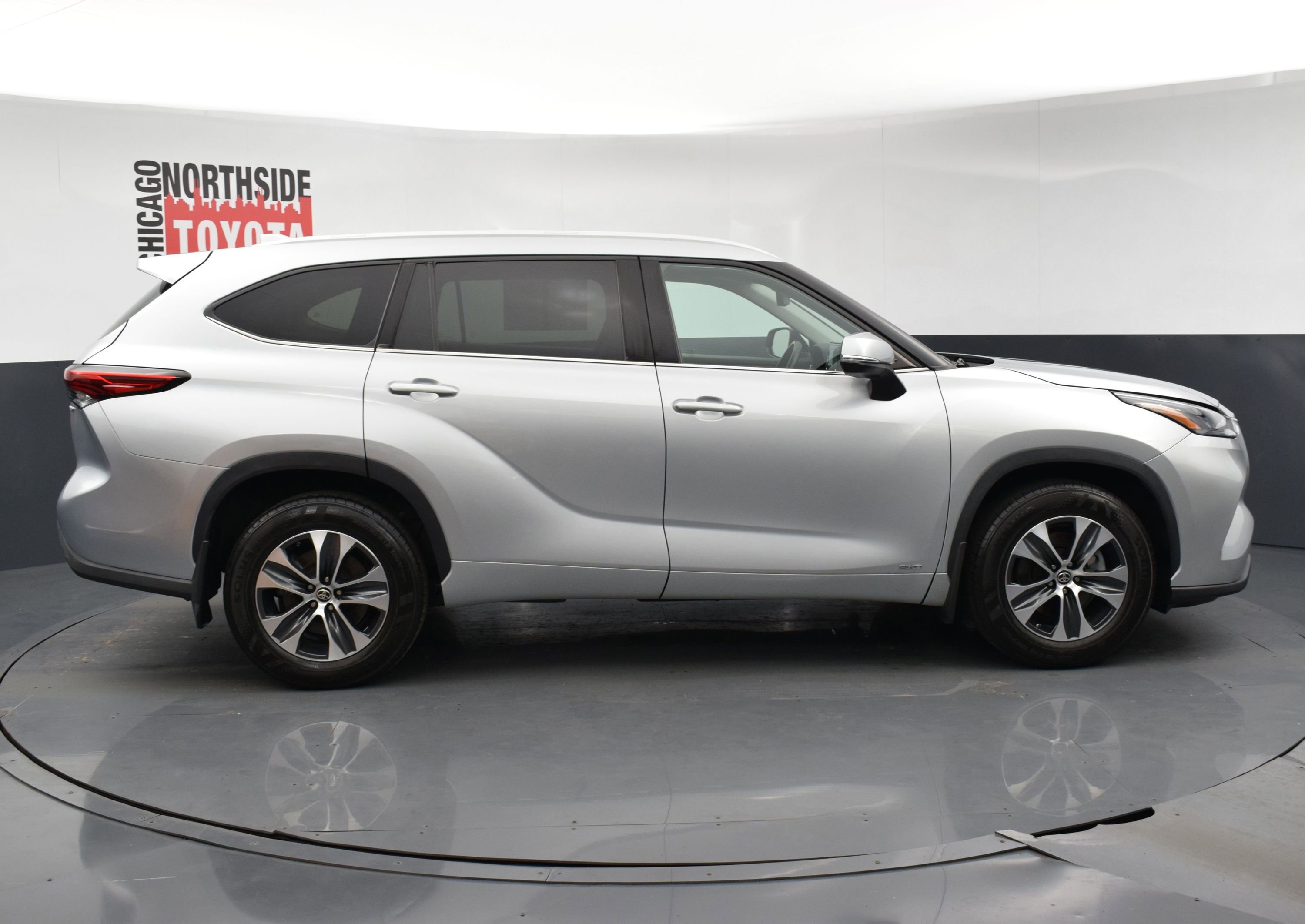 Used 2022 Toyota Highlander XLE AWD/4WD image 5