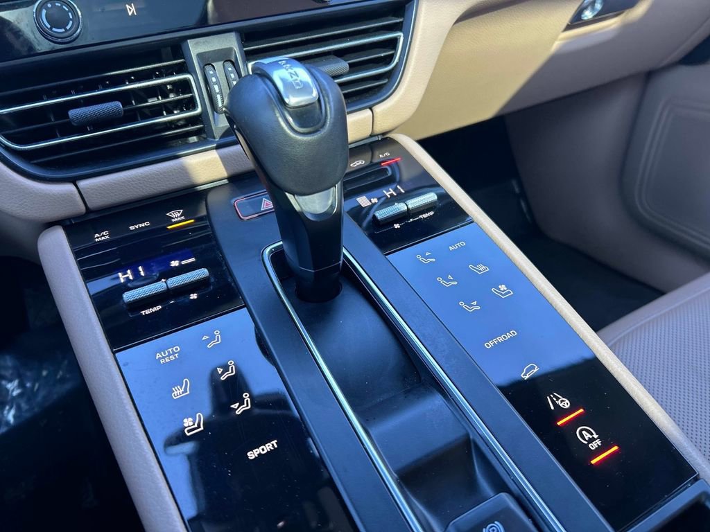 Used 2023 Porsche Macan Turbo image 30
