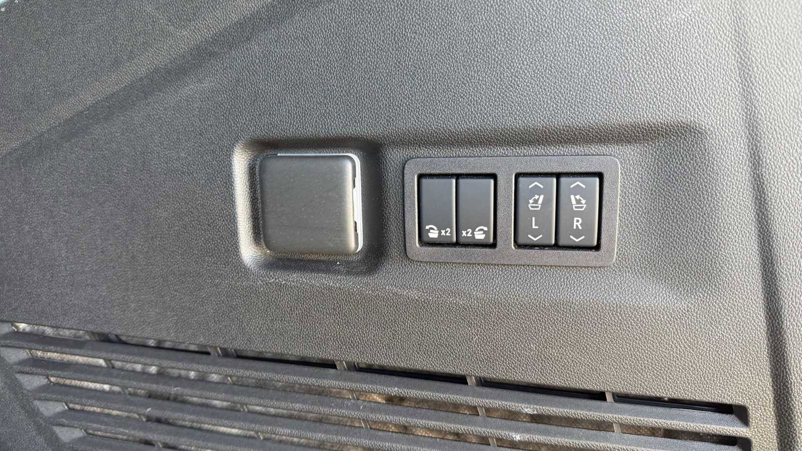 Used 2025 Chevrolet Suburban LT w/ Comfort Package image 28