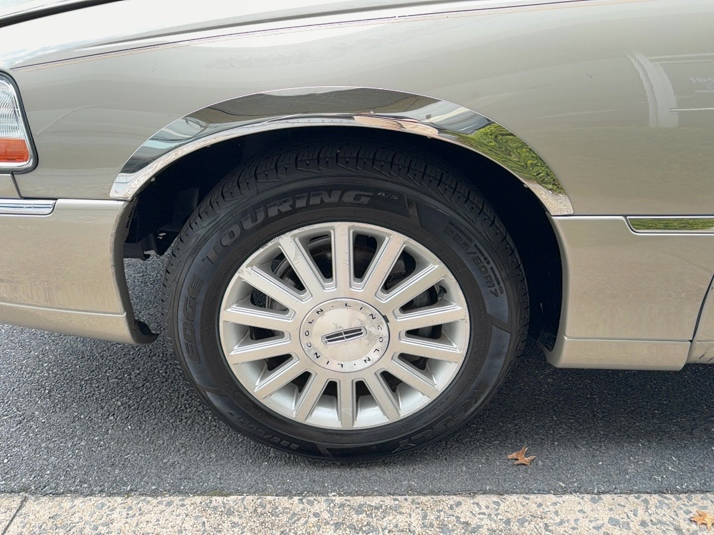 Used 2004 Lincoln Town Car Ultimate RWD image 26